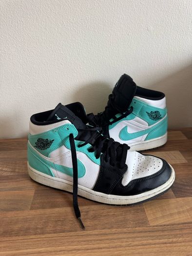 Air Jordan 1 Mid Tropical Twist