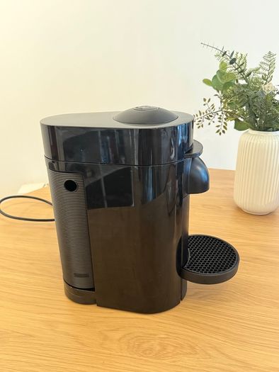 Nespresso Vertuo Plus + 30 Coffee Pods