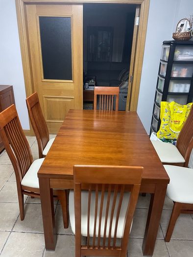 Kitchen dinning table and 6 chairs