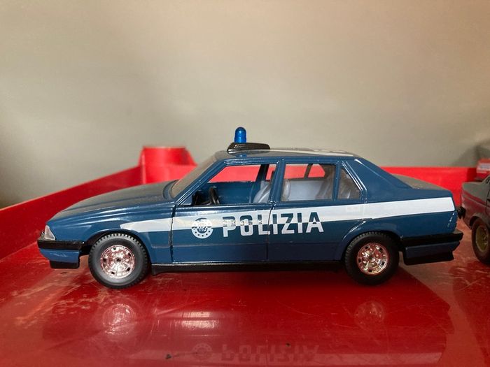Alfa 75 Polizia Scale 1/24 by Burago