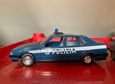 Alfa 75 Polizia Scale 1/24 by Burago