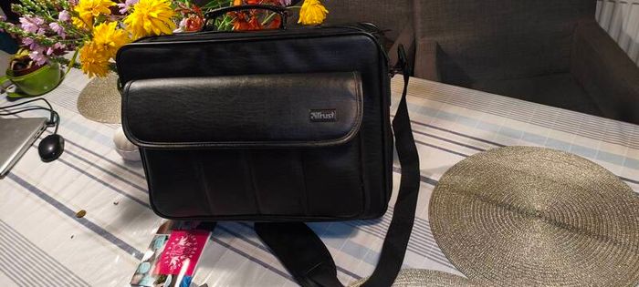 Trust Notebook Mens leather carry bag office bag deluxe.