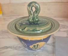 Signed Belinda Brayshaw Irish Studio Pottery Lidded Sugar Bowl / Jam Pot