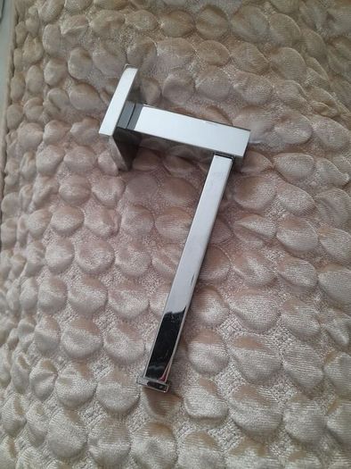 Toilet roll holder
