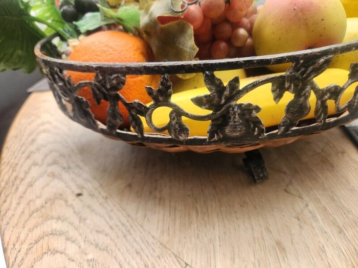 Large very realistic fruit bowl