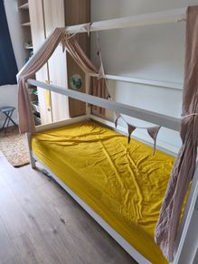 Canopy bed