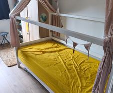 Canopy bed