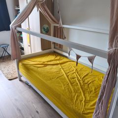 Canopy bed