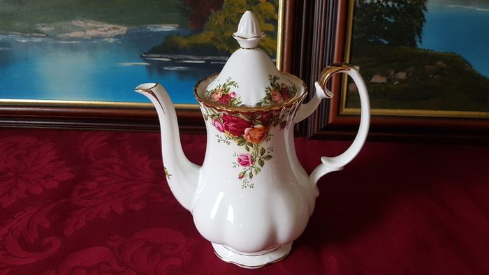 17 Piece Royal Albert Old Country Roses Bone China Gold Gilt Coffee Set With Two Tier Cake Stand For 6 Person Setting Made In England