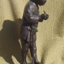 An antique bronze Japanese sculpture (Meiji era) - a finely made sculpture of a Japanese peasant with smoking pipe & hoe (late 19th century) Image 5
