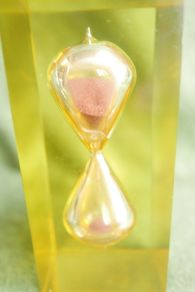 Vintage 1970s small hourglass sand timer, amber-colour