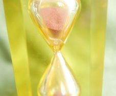 Vintage 1970s small hourglass sand timer, amber-colour
