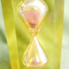 Vintage 1970s small hourglass sand timer, amber-colour