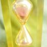 Vintage 1970s small hourglass sand timer, amber-colour Image 4