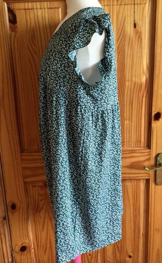 Green and White ditzy floral knee length lightweight dress XL 16/18 postage included