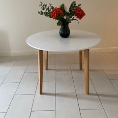 4-seater dining table