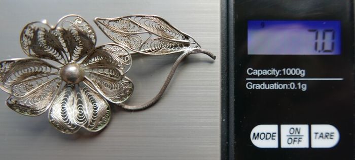 Vintage silver filigree flower brooch
