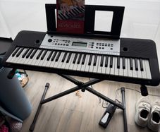 Yamaha keyboard and stand