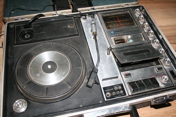 Vintage Sanyo Portable Briefcase Stereo Music Centre MODEL G - 2615N (in working order)