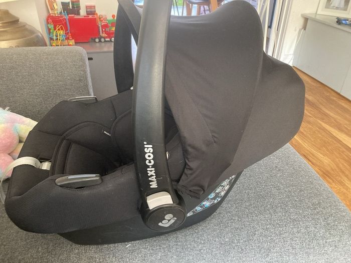 Maxi-cosi car seat and Iso-fix base