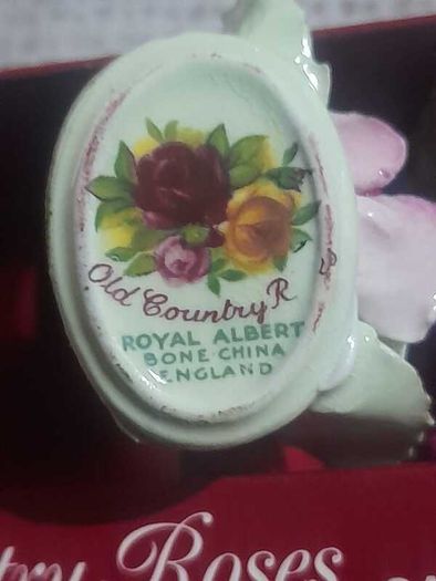 RARE Vintage ceramic Old Country Roses Place card Holders By Royal Albert. Boxed set of 4 Apricot and Pink Rose Royal Albert place card holders