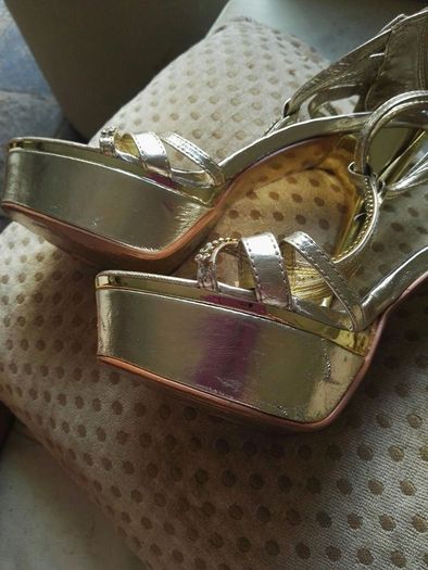 Tom And Eva Gold Sandals