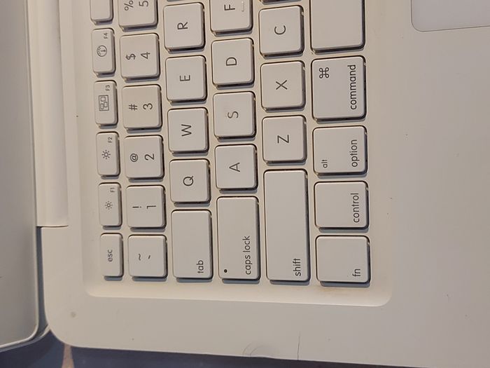 Vintage Apple MacBOOK, account password locked, in excellent cosmetic condition, excellent Battery