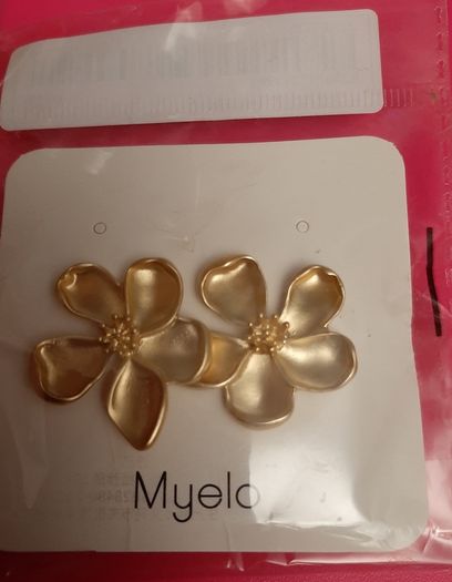 New earrings daisy design unopened packaging