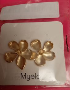 New earrings daisy design unopened packaging