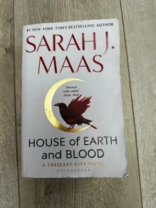 House of Earth and Blood by Sarah J. Maas (Crescent City Book 1), Bloomsbury Paperback