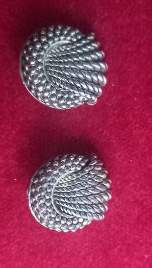 Vintage jewelry is sold individually for 5 to 10 euros