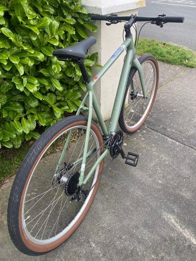 As new Cube Hyde city bicycle