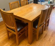 Extendable Willis & Gambier dining table and 6 chairs