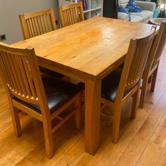 Extendable Willis & Gambier dining table and 6 chairs