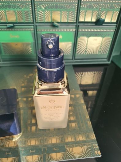 Cle de Peau Radiant Fluid Foundation Matte - shade BF10 Light Buff