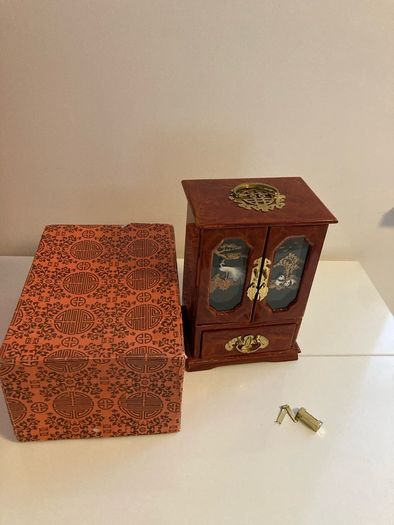 Musical jewelry box