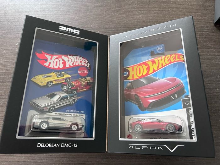 HotWheels Collectors DeLorean set