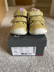ECCO golden baby shoes. Size 21. New in a box.