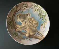 Knowles Fine China Wall Plate 1985 A Trusting Hug