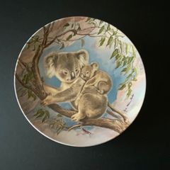 Knowles Fine China Wall Plate 1985 A Trusting Hug
