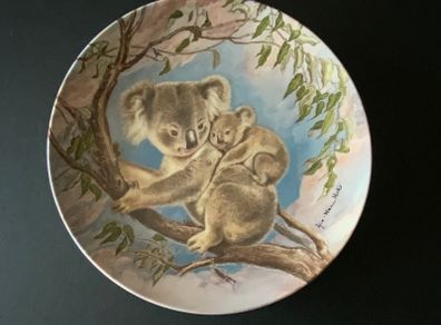 Knowles Fine China Wall Plate 1985 A Trusting Hug