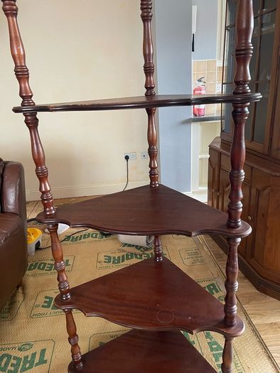 Corner shelf