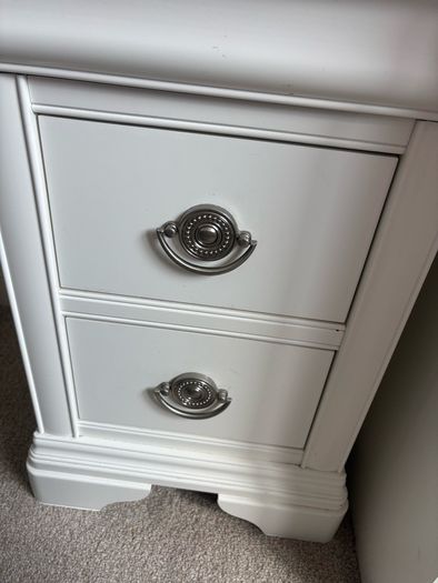 2 bedside lockers