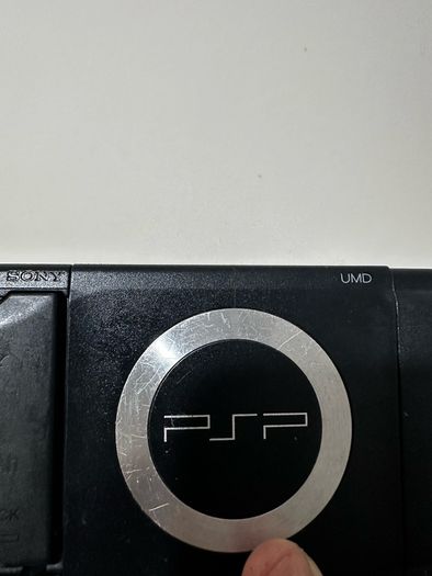 PSP + 1GB + charger + Lara Croft + Sims 2