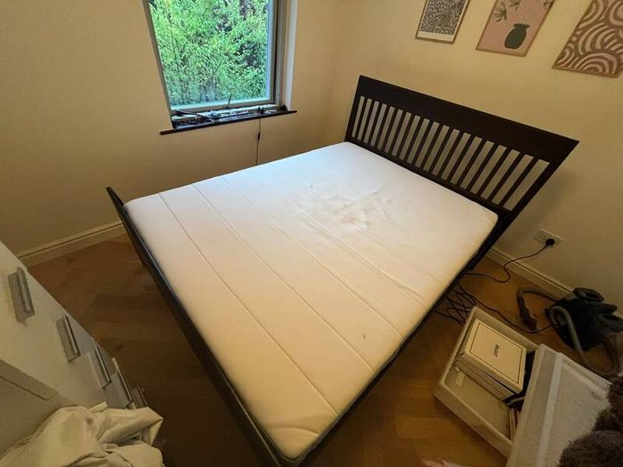 King bed with mattrass