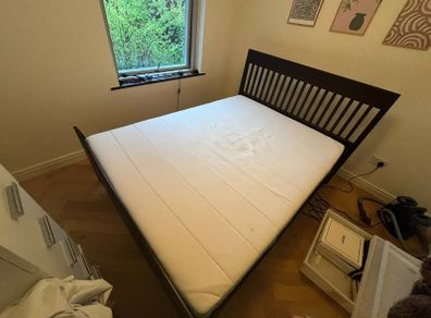 King bed with mattrass