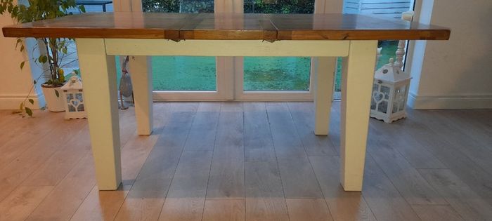 Extendable solid oak dining table