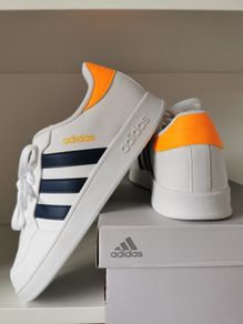 Unisex ADIDAS runners NEW size UK 5.5