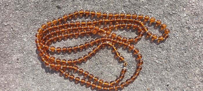 Vintage jewelry is sold individually for 5 to 10 euros.