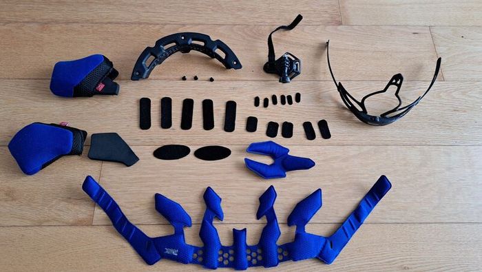 Bell Super 3R chin bar L/XL and spare parts - used, in excellent condition.